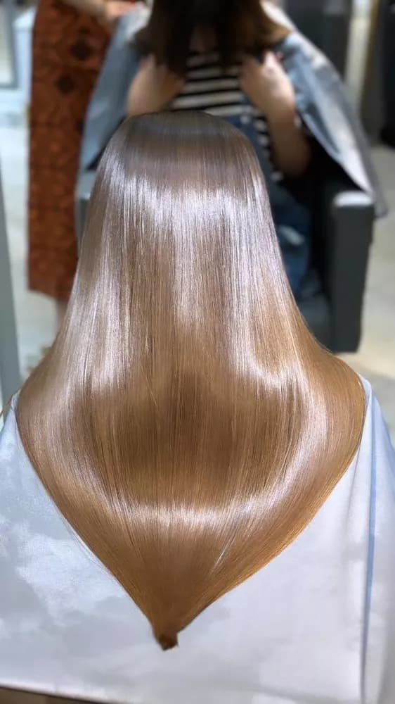 خدمات کراتین مو - صافی فوق‌العاده و حذف وز و موخوره با کراتین اصل، مناسب موهای خشک و آسیب‌دیده.