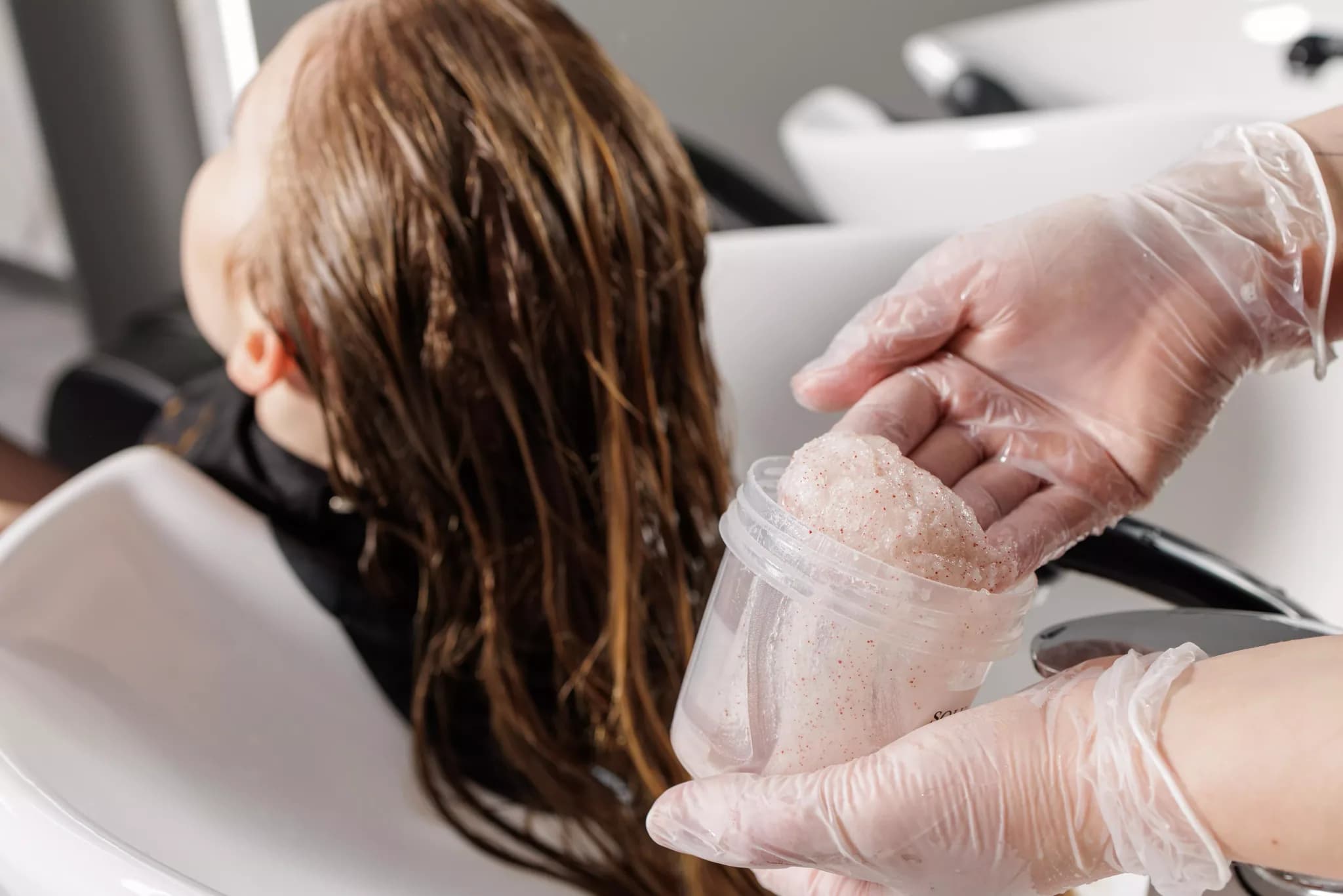 نمونه‌ای از پاکسازی عمیق کف سر | Deep Scalp Cleaning - اسکراب کف سر حرفه‌ای