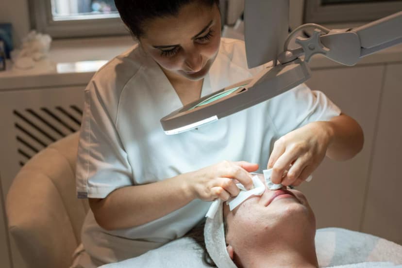خدمات پاکسازی پوست آکنهدار - کاهش جوش، چربی و التهابات پوستی با روشهای تخصصی و ضدعفونیکننده.