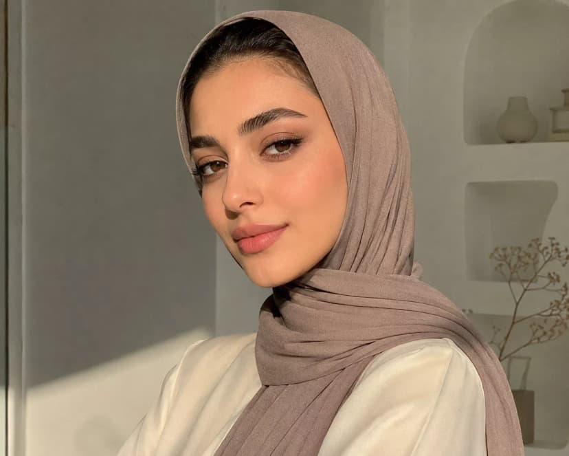 خدمات میکاپ نچرال - آرایش سبک، طبیعی و روزانه با تاکید بر زیبایی طبیعی پوست و هماهنگی کامل با چهره.