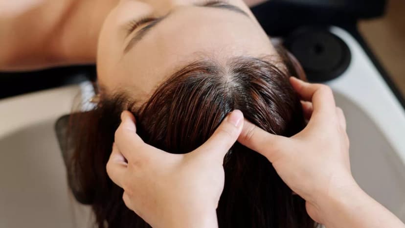 خدمات کنترل چربی کف سر - متعادلسازی ترشح چربی پوست سر و افزایش ماندگاری تمیزی مو.